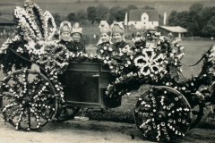 1927 Festwagen der Goldhaubenfrauen
