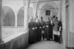 ca. 1928 Trabanten mit Goldhauben