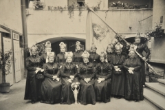 1930.02.01 Gruppe mit Fahne