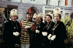 1970 der junge Trabant H.Ellersdorfer mit Goldhaubenfrauen